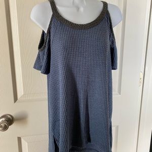 Women top shoulder cut by love marks size M